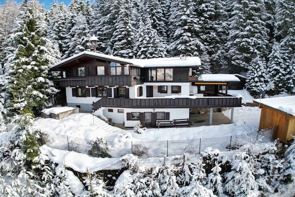Foto van Prachtig vakantiehuis in Tirol met sauna - Vakantiehuis in Volders - ExteriorWinter