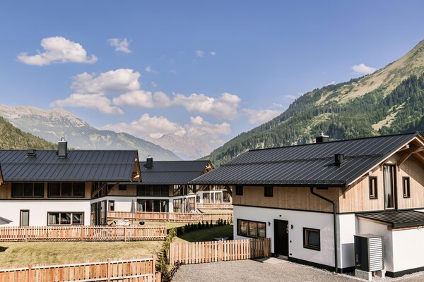 Foto van Chalet met uitzicht op de bergen. DEIN BICHLBACH - Vakantiehuis in Bichlbach - ExteriorSummer