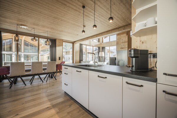 Foto van Chalet met uitzicht op de bergen. DEIN BICHLBACH - Vakantiehuis in Bichlbach - Kitchen