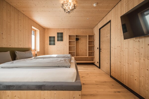 Foto van Chalet met uitzicht op de bergen. DEIN BICHLBACH - Vakantiehuis in Bichlbach - BedRoom
