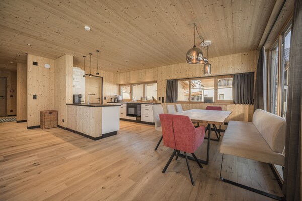 Foto van Chalet met uitzicht op de bergen. DEIN BICHLBACH - Vakantiehuis in Bichlbach - DiningRoom