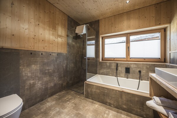 Foto van Chalet met uitzicht op de bergen. DEIN BICHLBACH - Vakantiehuis in Bichlbach - BathRoom