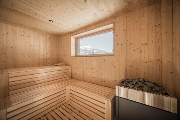 Foto van Chalet met uitzicht op de bergen. DEIN BICHLBACH - Vakantiehuis in Bichlbach - Sauna