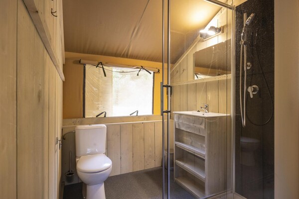 Foto van Familie Bosverblijf met Tuin - Vakantiehuis in Turnhout - BathRoom