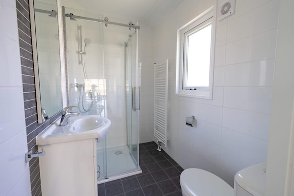 Foto van Lakeside Woodland Chalet voor 4 personen - Vakantiehuis in Mol - BathRoom