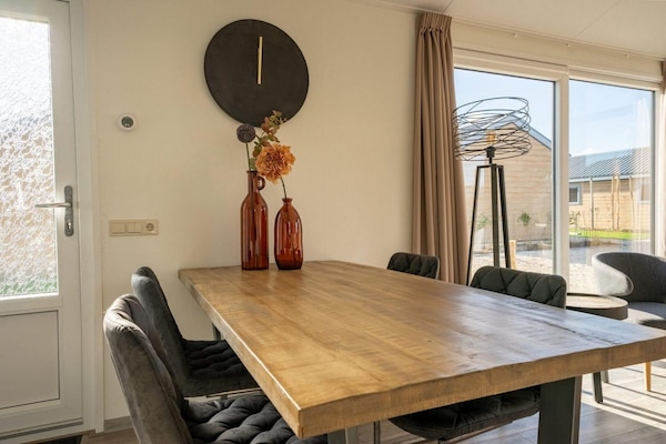 Foto van Lakeside Woodland Chalet voor 4 personen - Vakantiehuis in Mol - DiningRoom