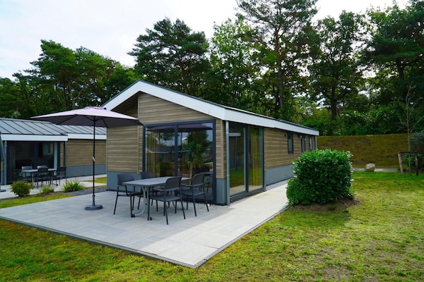 Foto van Lakeside Woodland Chalet voor 4 personen - Vakantiehuis in Mol - TerraceBalcony