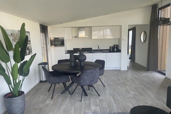 Foto van Chalet aan het water in de Antwerpse Kempen - Vakantiehuis in Mol - DiningRoom