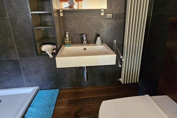 Foto van Boerderij in België met groene tuin - Vakantiehuis in Hastière-Lavaux - BathRoom