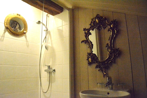 Foto van Vakantiehuis in Bièvre vlakbij het stadscentrum - Vakantiehuis in Bièvre - BathRoom