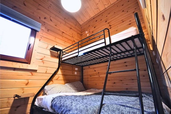 Foto van Ardens Chalet met Balkon, Sauna - Vakantiehuis in Oignies-en-Thierache - BedRoom