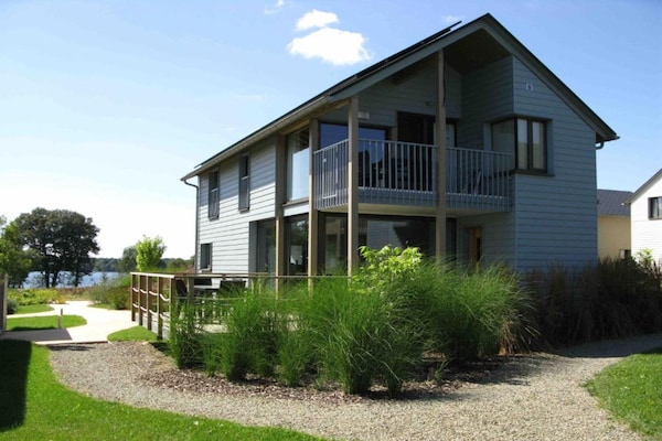 Foto van Serene luxe verblijf aan het meer - Vakantiehuis in Boussu-lez-Walcourt - ExteriorSummer