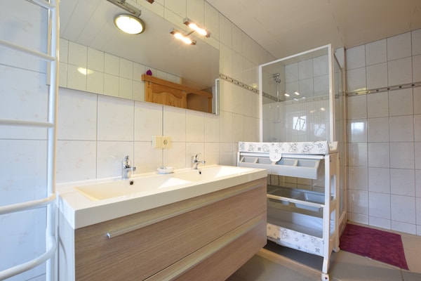 Foto van Gezinswoning in Sainte-Ode - Vakantiehuis in Sainte ode - BathRoom