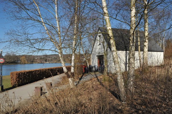 Foto van Huisje aan het meer in Vielsalm met sauna - Vakantiehuis in Vielsalm - ExteriorWinter