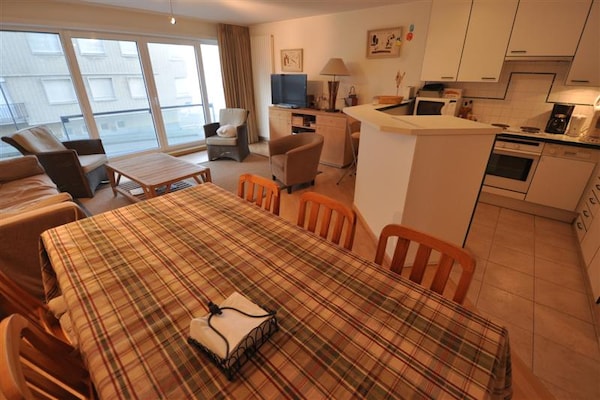 Foto van Appartement in Duinbergen met Zeezicht - Vakantiehuis in KNOKKE-HEIST - DiningRoom