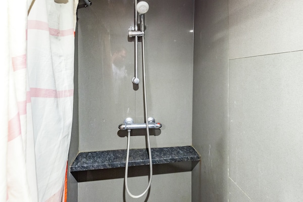 Foto van Knusse vakantiewoning in Westouter met een tuin en uitzicht - BathRoom