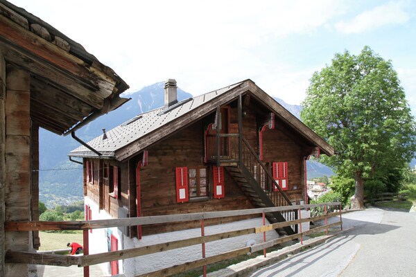 Foto van Boutique appartement in Wallis met balkon - Vakantiehuis in Guttet-Feschel - ExteriorSummer
