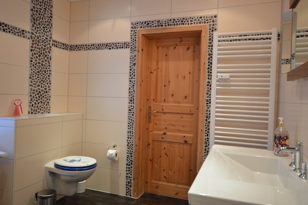 Foto van Ruime Eifel Escape - Vakantiehuis in Manderscheid - BathRoom