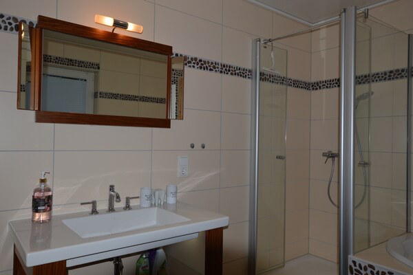 Foto van Ruime Eifel Escape - Vakantiehuis in Manderscheid - BathRoom