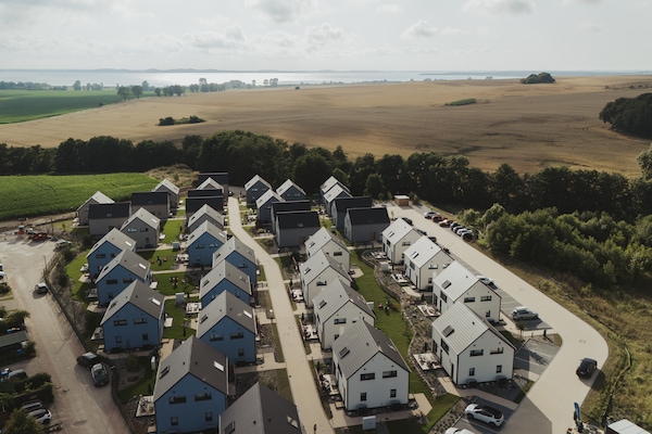 Foto van Halfvrijstaande woning in Scandinavische stijl - Vakantiehuis in Sagard - ExteriorSummer