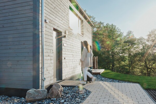 Foto van Halfvrijstaande woning in Scandinavische stijl - Vakantiehuis in Sagard - ExteriorSummer