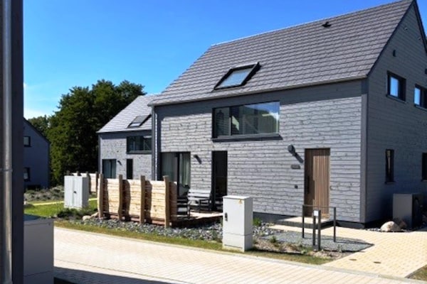Foto van Halfvrijstaande woning in Scandinavische stijl - Vakantiehuis in Sagard - ExteriorSummer