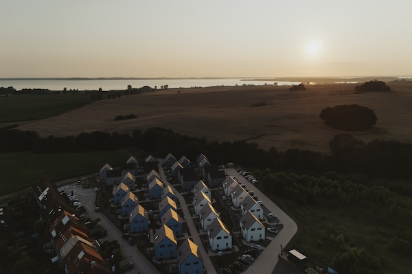 Foto van Halfvrijstaande woning in Scandinavische stijl - Vakantiehuis in Sagard - ExteriorSummer