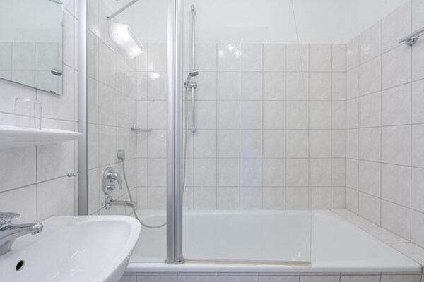 Foto van Baltic Sea holiday with dog and balcony in Sellin - Vakantiehuis in Sellin - BathRoom
