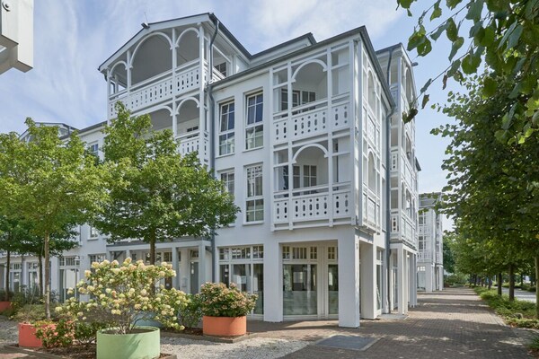 Foto van Baltic Sea holiday with dog and balcony in Sellin - Vakantiehuis in Sellin - ExteriorSummer