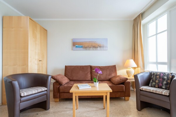 Foto van Baltic Sea holiday with dog and balcony in Sellin - Vakantiehuis in Sellin - LivingRoom