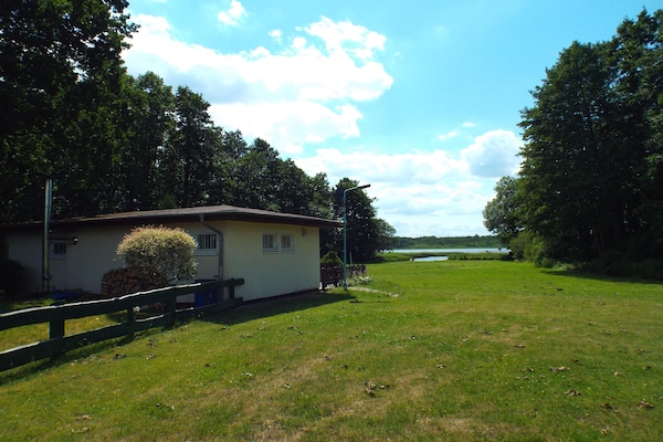 Foto van Bungalow in Schlowe aan het zie - Vakantiehuis in Borkow OT Schlowe - ExteriorSummer