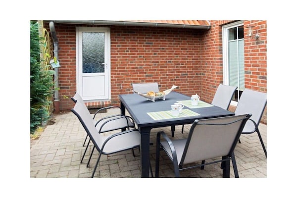Foto van Waterkant Comfortabele vakantiewoning - Vakantiehuis in Norden - TerraceBalcony