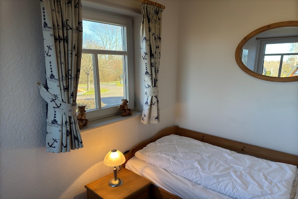 Foto van gezellige twee-onder-een-kapwoning in Burhave - Vakantiehuis in Burhave - BedRoom