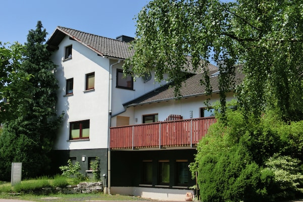 Foto van hondvriendelijk groepshuis in Hessen met tuin - Vakantiehuis in Bad Zwesten-Wenzigerode - ExteriorSummer