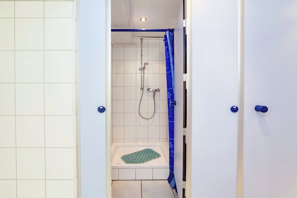 Foto van hondvriendelijk groepshuis in Hessen met tuin - Vakantiehuis in Bad Zwesten-Wenzigerode - BathRoom