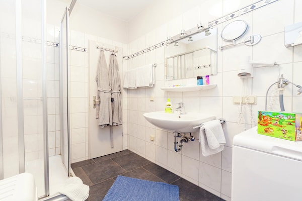 Foto van hondvriendelijk groepshuis in Hessen met tuin - Vakantiehuis in Bad Zwesten-Wenzigerode - BathRoom