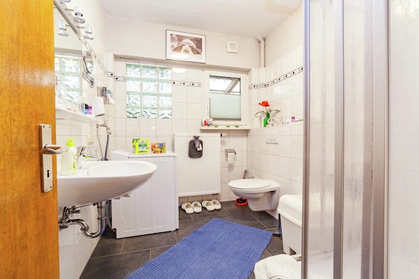 Foto van hondvriendelijk groepshuis in Hessen met tuin - Vakantiehuis in Bad Zwesten-Wenzigerode - BathRoom