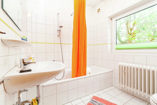Foto van hondvriendelijk groepshuis in Hessen met tuin - Vakantiehuis in Bad Zwesten-Wenzigerode - BathRoom