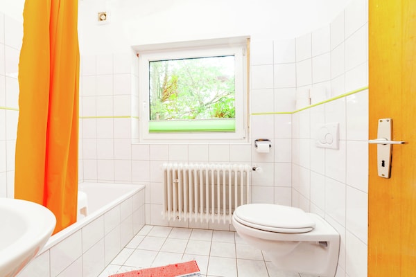 Foto van hondvriendelijk groepshuis in Hessen met tuin - Vakantiehuis in Bad Zwesten-Wenzigerode - BathRoom