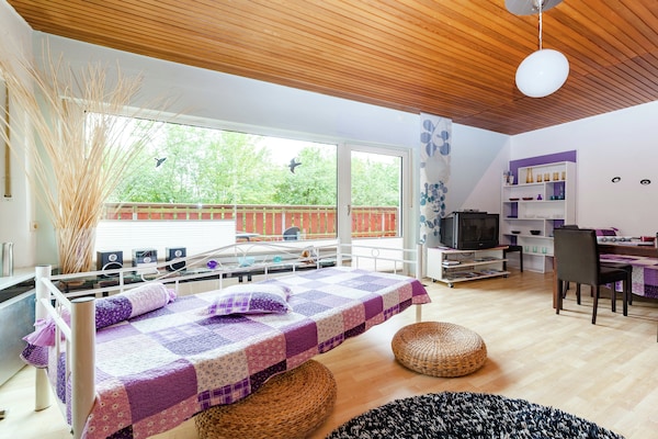 Foto van hondvriendelijk groepshuis in Hessen met tuin - Vakantiehuis in Bad Zwesten-Wenzigerode - LivingRoom