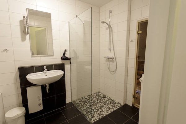 Foto van Stijlvolle penthouse van Rursee - Vakantiehuis in Heimbach - BathRoom