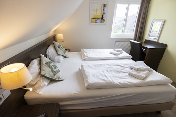 Foto van Villa met uitzicht op het meer en zwembad - Vakantiehuis in Heimbach - BedRoom