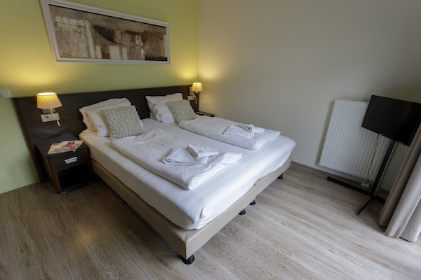 Foto van Villa met uitzicht op het meer en zwembad - Vakantiehuis in Heimbach - BedRoom