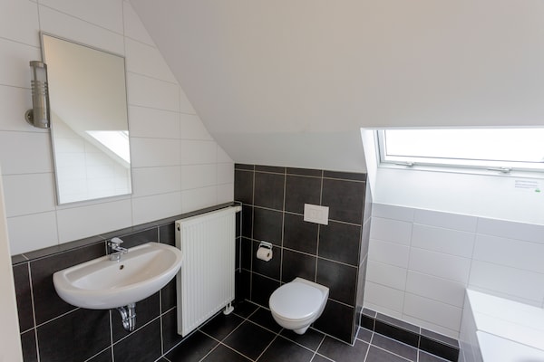Foto van Villa met uitzicht op het meer en zwembad - Vakantiehuis in Heimbach - BathRoom