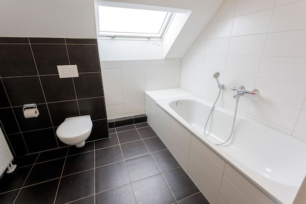 Foto van Villa met uitzicht op het meer en zwembad - Vakantiehuis in Heimbach - BathRoom