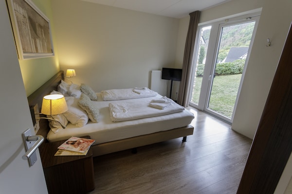 Foto van Villa met uitzicht op het meer en zwembad - Vakantiehuis in Heimbach - BedRoom