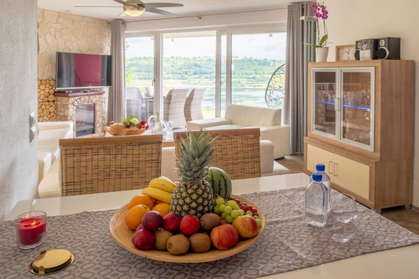 Foto van Vakantiehuis met uitzicht op het meer voor 6 personen uit Belvilla - Untagged