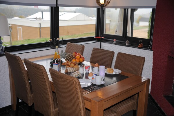 Foto van Chalet in Gerolstein bosvakantiepark - Vakantiehuis in Gerolstein - Hinterhausen - DiningRoom