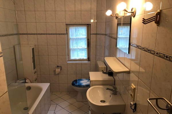 Foto van Charmant appartement met uitzicht op de bergen in Nordenau voor 6 personen - BathRoom