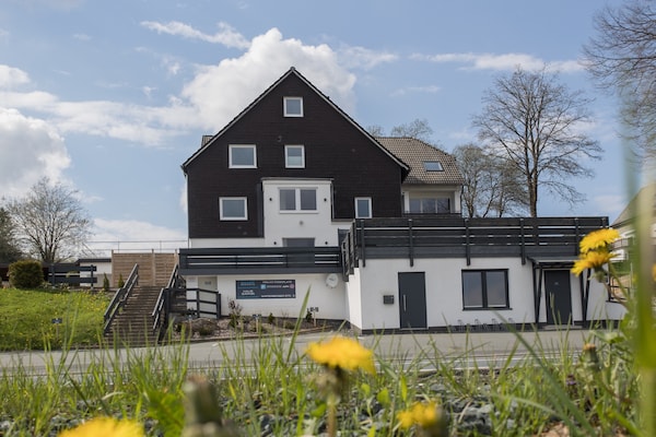 Foto van Modern appartement in Neuastenberg met balkon - Vakantiehuis in Winterberg - ExteriorSummer